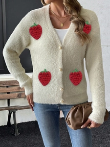 Détail du cardigan en imitation vison avec broderie fraise 3D et boutons perle