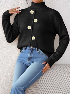 Jersey negro de cuello alto con botones decorativos de margaritas blancas