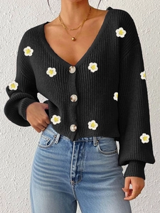 Damenstrickjacke in Schwarz mit V-Ausschnitt, Blumenstickerei und Knopfleiste