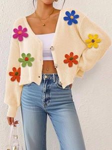 Gilet en maille crème avec fleurs au crochet colorées en 3D et fermeture à boutons