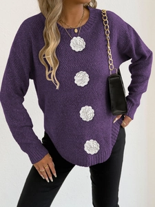 Détail d'un pull en tricot violet orné de fleurs au crochet 3D blanches sur le devant