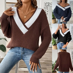 Détail de la maille épaisse et des rayures contrastées sur ce pull ample à col en V