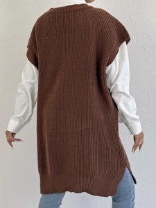 Detailansicht der braunen langen Strickweste mit Seitenschlitzen und lockerer Passform