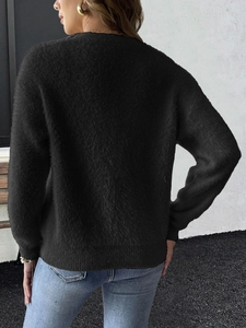 Vue arrière d'un cardigan noir moelleux avec boutons en perles et détails de texture peluche