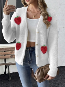 Détail du gilet blanc en fausse fourrure avec broderies fraises en 3D et boutons en perles