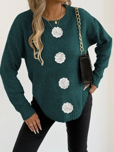 Vue détaillée du pull en maille vert foncé avec appliques de fleurs brodées en 3D