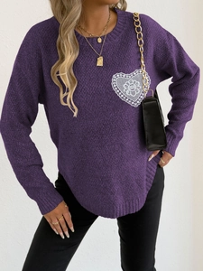 Detalle de un suéter de punto morado con bolsillo de corazón de encaje blanco y cuello