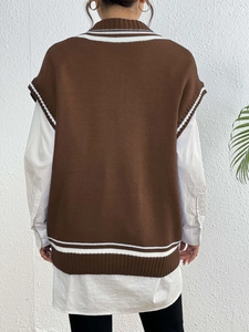 Vista posteriore del gilet in maglia marrone scuro con strisce bianche e bordi a coste