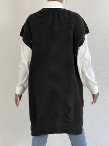 Gilet lungo donna in maglia nera con scollo a V profondo e ricamo a farfalla raffinato