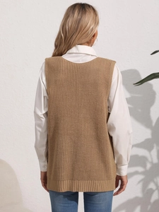 Vista posteriore del gilet in maglia color cammello con camicia e jeans blu casual