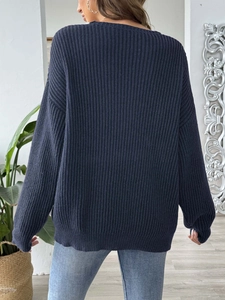 Vue arrière d'un pull en maille côtelée bleu marine à épaules tombantes et coupe ample