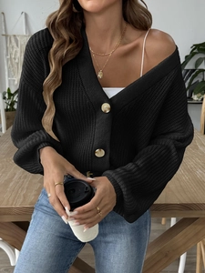 Gilet noir en maille épaisse pour femme avec col en V, manches longues et boutons ambrés