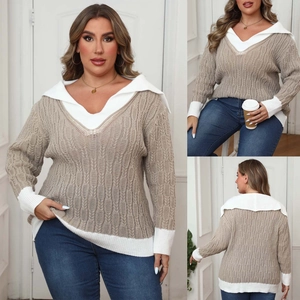 Détail d'un pull grandes tailles en maille torsadée avec col contrasté et bords côtelés