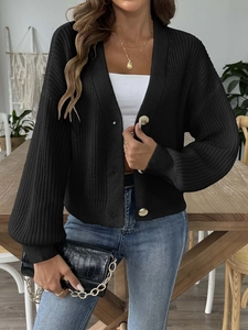 Détails du cardigan noir en maille à col en V avec boutons ambre et manches bouffantes