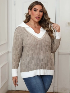 Détail d'un pull en maille color-block avec col marin et texture de maille torsadée