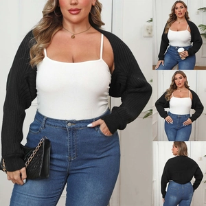 Viste dettagliate del coprispalle in maglia nera da donna con prospettive varie
