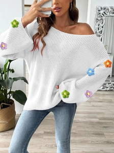 Weiße schulterfreie Grobstrickpullover mit bunten 3D-Häkelblumen an den Ärmeln