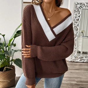 Détail de l'encolure en V profonde avec rayures blanches contrastées sur pull en maille marron