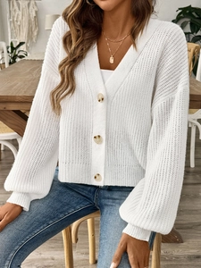 Gilet blanc pour femme à col en V et boutons ambrés dans un cadre décontracté chic