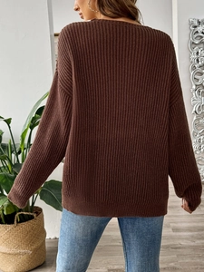 Vue détaillée de la maille côtelée épaisse de ce pull marron ample pour femmes