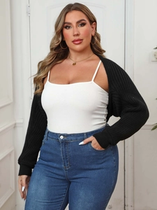 Coprispalle da donna nero in maglia a coste abbinato a jeans in denim casual