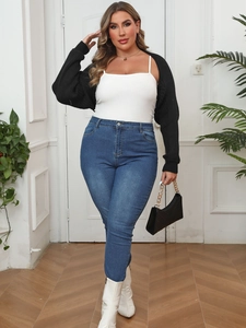Bolero in maglia nera da donna con canotta bianca e jeans skinny blu attillati