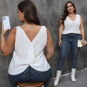 Détail du dos d'un gilet en tricot blanc col en V avec un nœud torsadé unique à l'ourlet