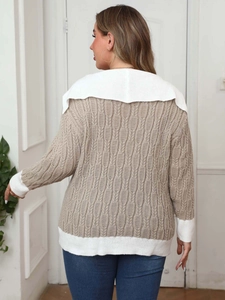 Détail de la maille torsadée sur pull kaki grande taille avec grand col blanc contrasté