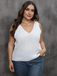 Débardeur en tricot blanc sans manches à col en V avec dos croisé et texture côtelée