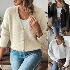 Dettaglio cardigan in maglia finta pelliccia con bottoni a perla in crema nero e bianco