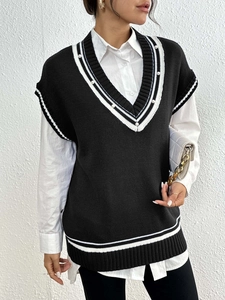 Gilet in maglia nera con scollo a V, strisce bianche a contrasto e perle applicate