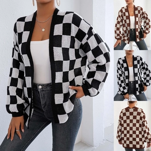 Dettaglio del cardigan in maglia a scacchi con trama jacquard e polsini a coste