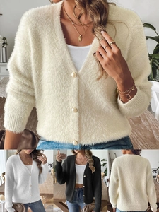 Cardigan da donna in finta pelliccia di visone con bottoni di perle e scollo a V