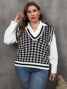 Damen Strickweste mit Hahnentrittmuster, V-Ausschnitt und Kontraststreifen über Shirt