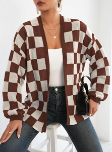 Cardigan da donna in maglia a scacchi marroni e bianchi con vestibilità morbida