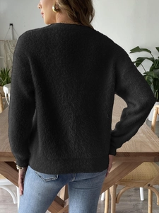Primo piano della texture soffice e vista posteriore del cardigan nero in finta pelliccia