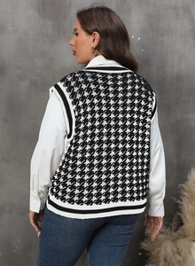 Rückansicht einer klassischen Strickweste mit Hahnentrittmuster und gestreiften Kanten