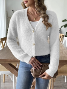 Dettaglio del cardigan bianco in finto visone con bottoni di perle e scollo a V raffinato