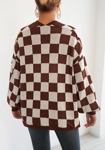 Vista posteriore di un cardigan in maglia ampia con motivo a scacchi marrone e bianco
