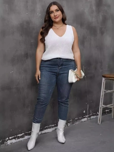 Débardeur en maille grande taille pour femmes avec col V, dos croisé et jean bleu ajusté