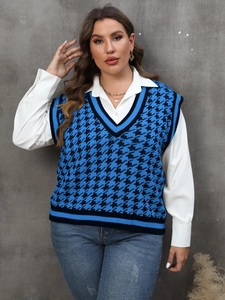 Detail der Strickweste mit V-Ausschnitt und klassischem blau-schwarzem Hahnentrittmuster