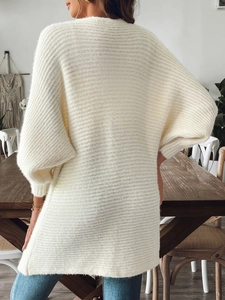Vue arrière du gilet femme blanc cassé avec texture floue en imitation vison et maille douce