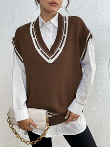 Gilet in maglia marrone scuro stile college con strisce bianche e dettagli in perle