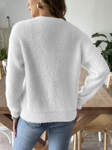 Vista posteriore di un cardigan bianco in finta pelliccia di visone con texture morbida