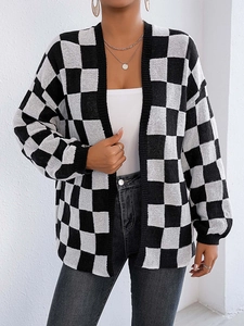 Cardigan in maglia a scacchi bianchi e neri da donna con vestibilità ampia e rilassata