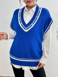 Dettaglio dello scollo a V con strisce e decorazioni in perle sul gilet in maglia
