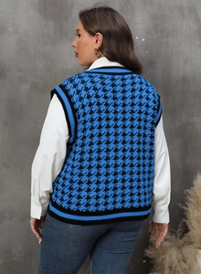 Rückansicht der blau-schwarzen Strickweste mit Hahnentrittmuster und gestreiften Details