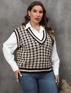 Detail der Strickweste mit Hahnentrittmuster, V-Ausschnitt und gestreiften Bündchen