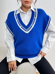 Gilet in maglia blu Klein con scollo a V, strisce a contrasto e decorazioni di perle