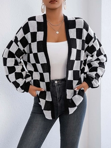 Cardigan in maglia a scacchi bianchi e neri con design casual aperto senza bottoni
